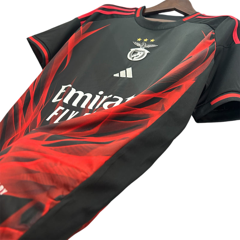 Camisola concept vermelha e preta com símbolo AS CORES 2025/2