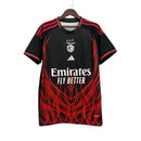 Camisola concept vermelha e preta com símbolo AS CORES 2025/2