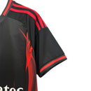 Camisola concept vermelha e preta com símbolo AS CORES 2025/2