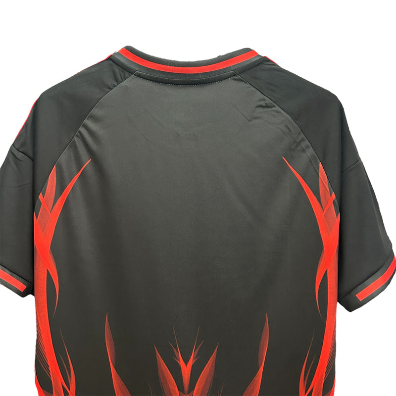 Camisola concept vermelha e preta com símbolo AS CORES 2025/2